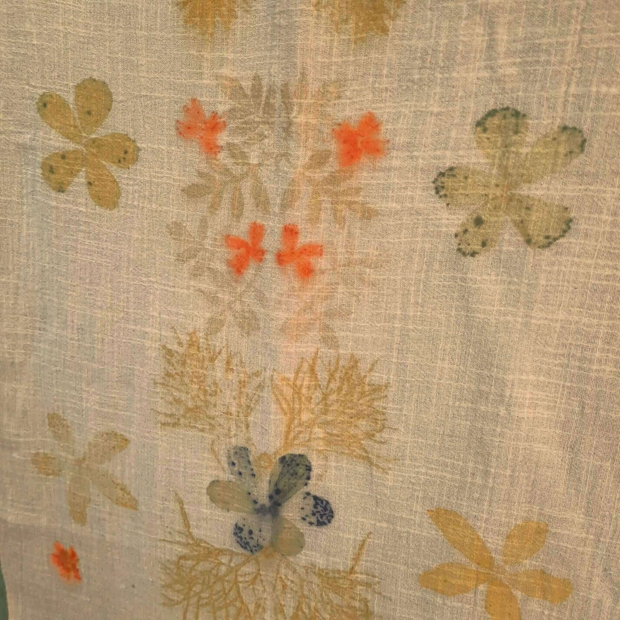 Chal estampado con hojas y flores - Imagen 3