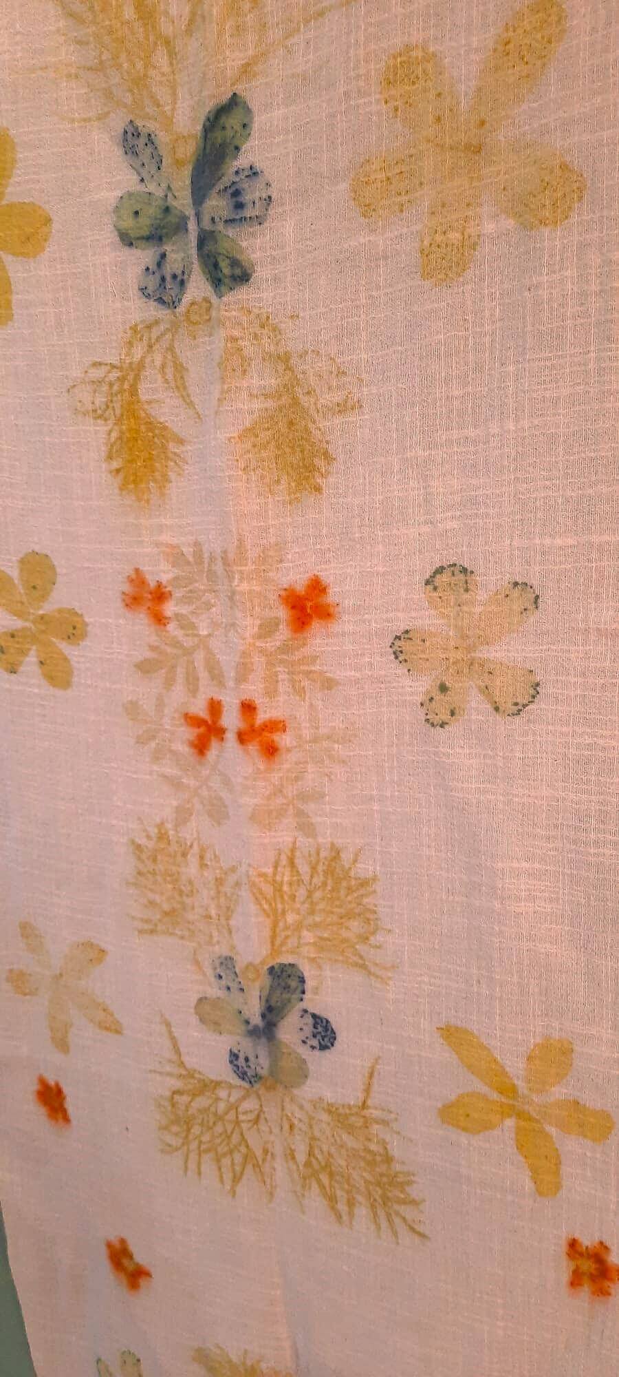 chal estampado con flores y hojas