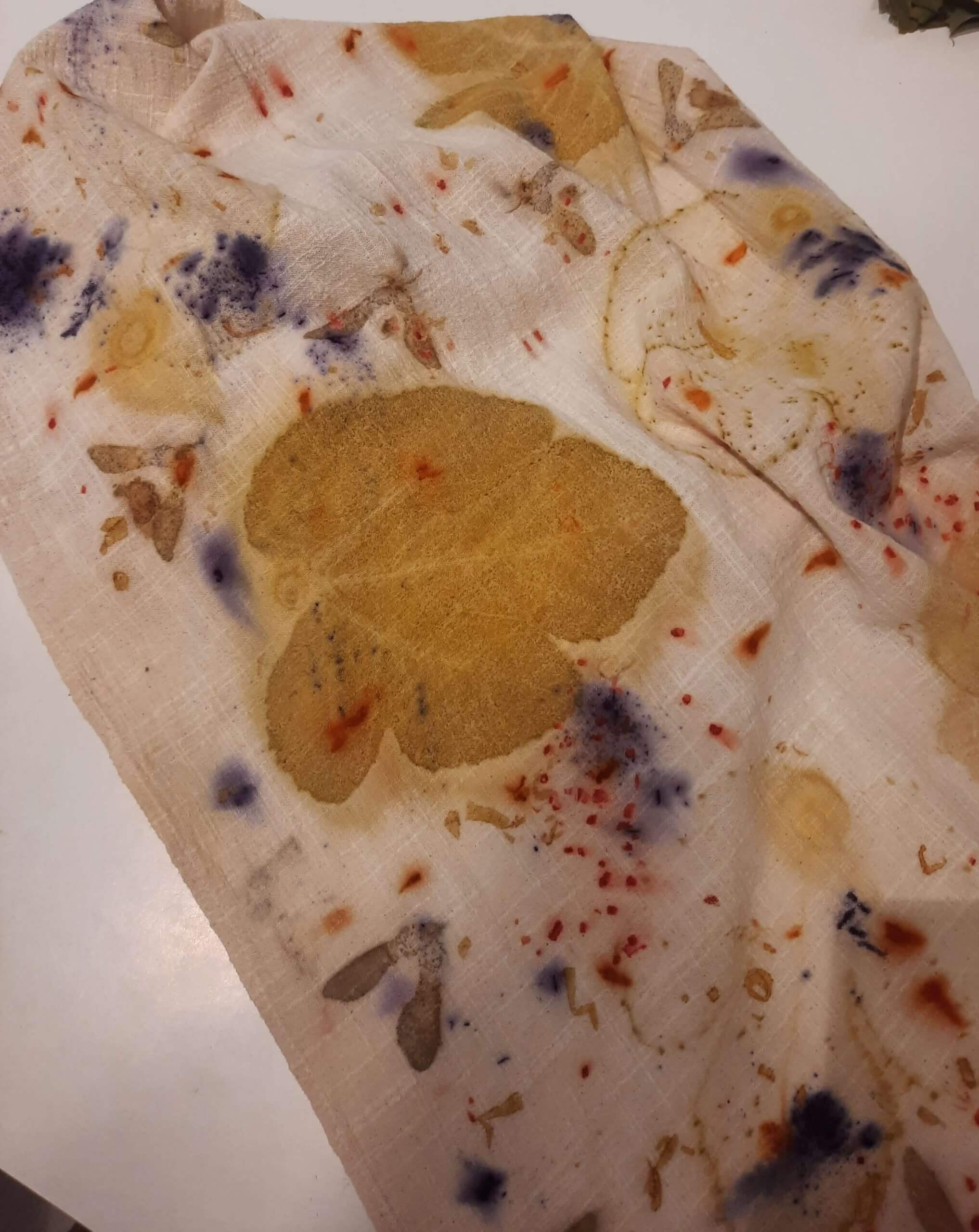 chal estampado con hojas de higuera