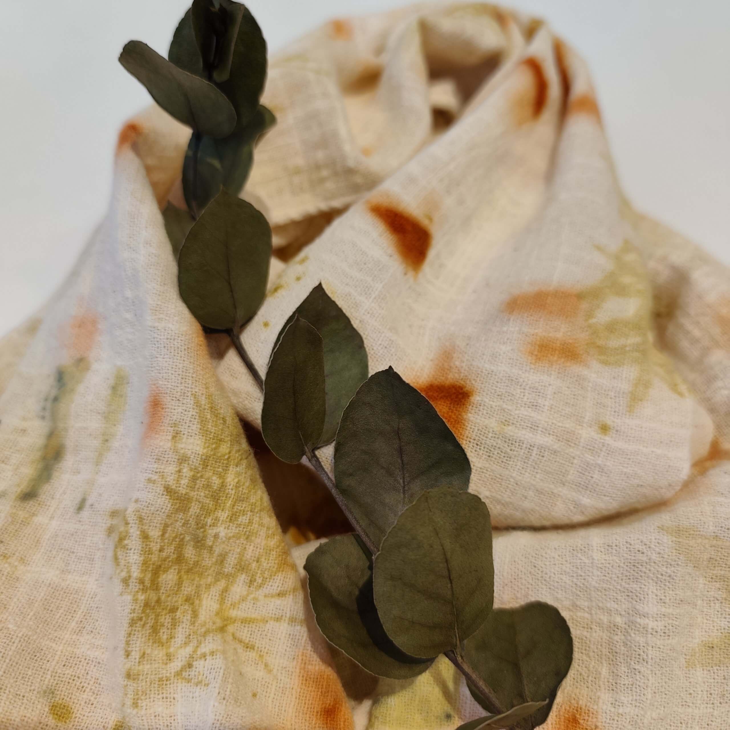 Fular estampado con pétalos