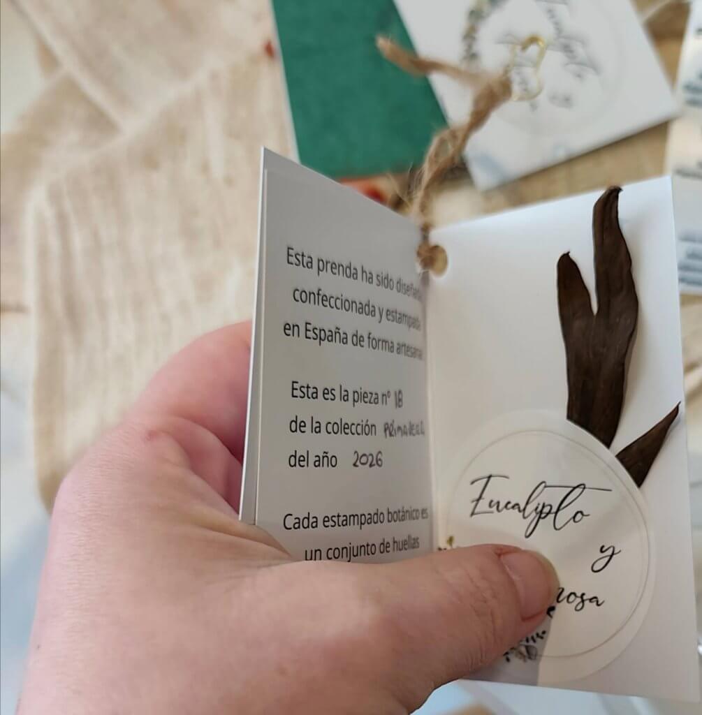 Tarjeta numerada abierta con los datos de la pieza