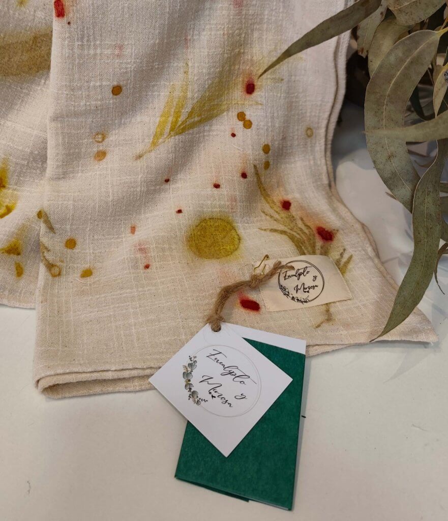 Tarjeta numerada cerrada junto a una prenda estampada
