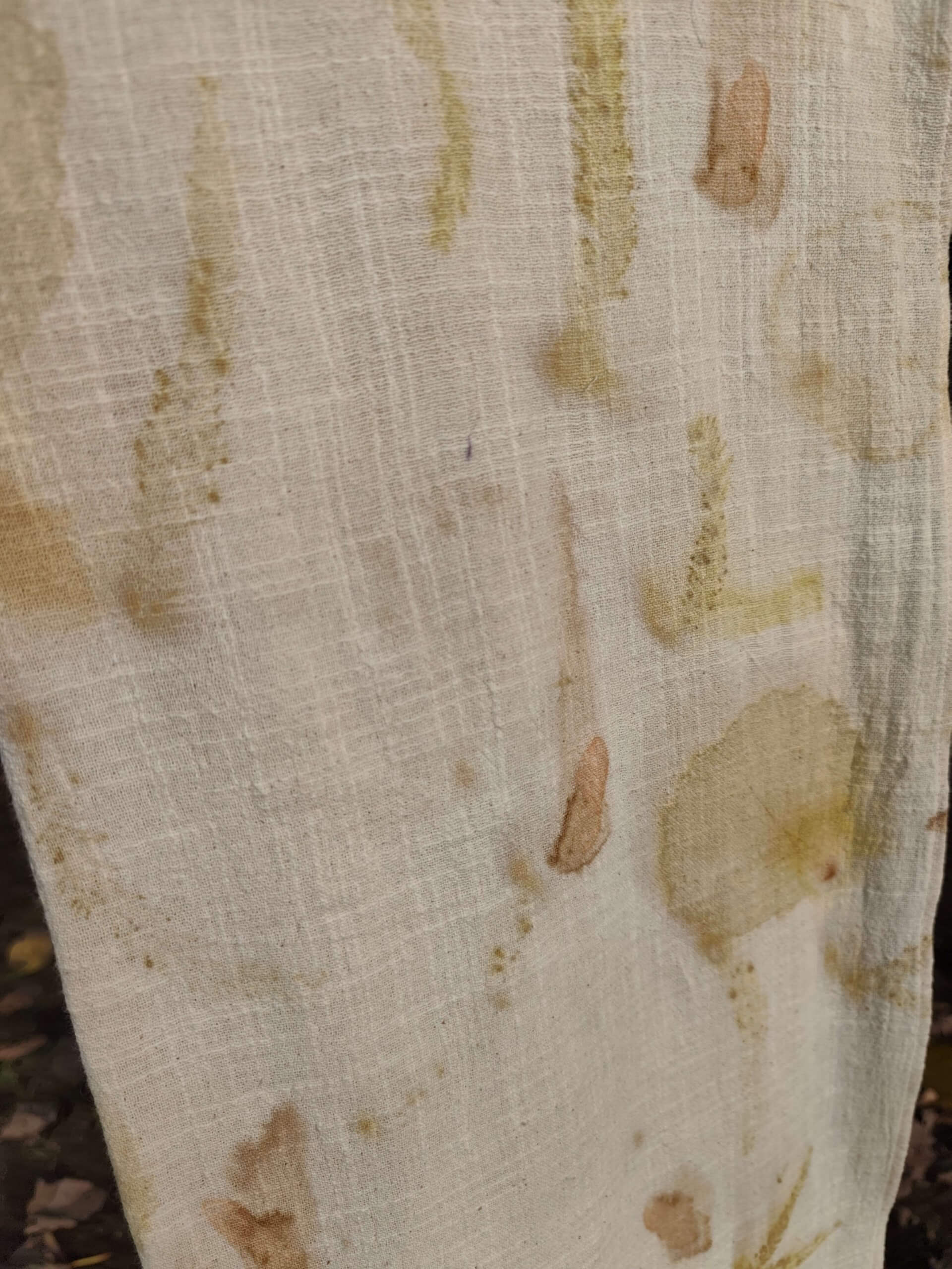 Fular estampado a mano con ecoprint - Imagen 5
